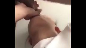 Mamada de mi morrita por debajo de la mesa.