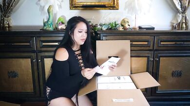 Dominatrix Mara Test a Motorbunny Saddle [Unboxing]