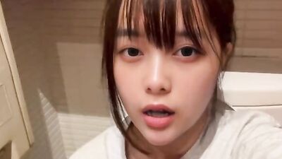 A cute woman who masturbates without worrying that there are people right next to her