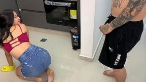 Teen seduces maid, fucks her hard and makes her squirt