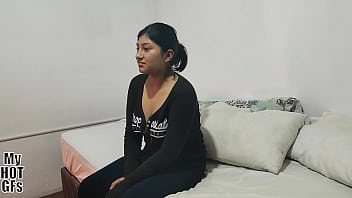 Hermosa jovencita Kiomi viene por un casting porno.