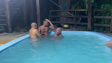 Suruba na piscina da chácara com loira ruiva e morena