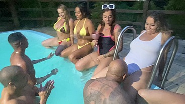 Suruba na piscina da chácara com loira ruiva e morena