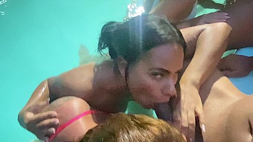 Suruba na piscina da chácara com loira ruiva e morena