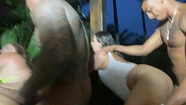 Suruba na piscina da chácara com loira ruiva e morena