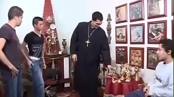 Padre d&aacute_ DURO em coroinhas / Priest fucks altar boys