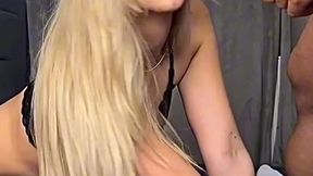 rubia follada por amigo de polla grande