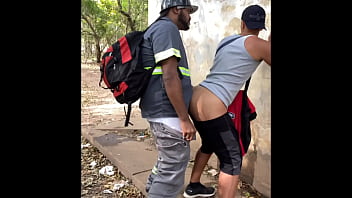 O TRABALHADOR SAIU DO SERVI&Ccedil_O E DIRETO COMER BUNDA DE GAROTOS NO PARQUE