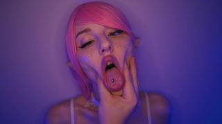 Cosplayer van een elf met roze haar geeft een sensuele orale seks-act (POV).