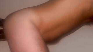 Csupasz hátú, szőrös, dupla behatolás, első alkalom – házi készítésű, szólóban készült film amatőr meleg dildóval masztrurbál