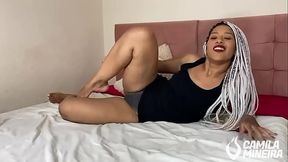 Gostosa de minissaia fode sua buceta cheia de tes&atilde_o (GOZOU DUAS VEZES)