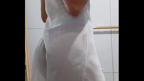 Jovem dan&ccedil_ando de vestido transparente e calcinha vermelha