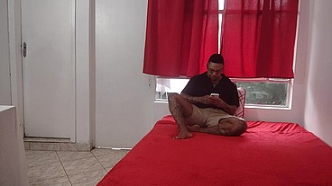 Segredo de família sua irmã perversa escondeu que seu irmão não tinha pênis só buceta e tarada se masturba espiando TIFF