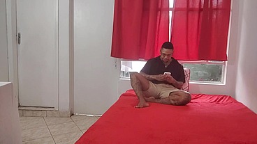 Segredo de família sua irmã perversa escondeu que seu irmão não tinha pênis só buceta e tarada se masturba espiando TIFF