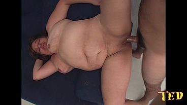Peguei a velha gorda de peruca e arregacei o rabo dela