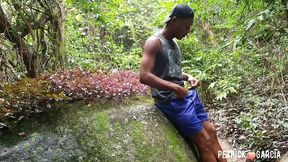 subi a trilha e no caminho encontro um cafucu na punheta nao resistir e gozamos juntos