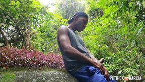 subi a trilha e no caminho encontro um cafucu na punheta nao resistir e gozamos juntos