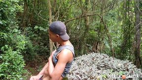 subi a trilha e no caminho encontro um cafucu na punheta nao resistir e gozamos juntos