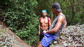 subi a trilha e no caminho encontro um cafucu na punheta nao resistir e gozamos juntos