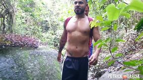 subi a trilha e no caminho encontro um cafucu na punheta nao resistir e gozamos juntos