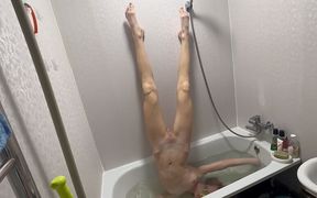 flexibility in mask under water in bath