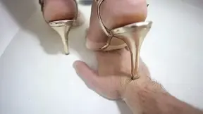 Step on the bathtub on your hands