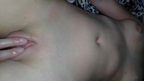 Manu gozando na siririca