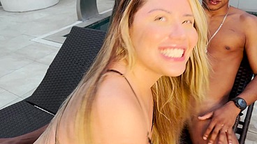 Loira gostosa chama dois dotados para um menage dentro do motel