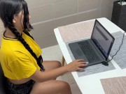 Me follo a mi hermosa hermanastra latina mientras estoy en clases virtuales de religión.