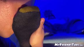 Handsome Shy got his feet worshiped and sucked by horny Dan Edwards