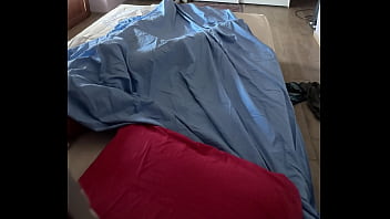 Si masturba sotto le lenzuola velocemente e intensamente e viene - orgasmo reale