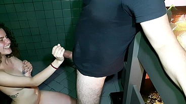 O PAU LATEJANDO DE TESÃO, A NOVINHA INICIANTE CAIU DE BOCA E FEZ AQUELE BOQUETE DELICIOSO