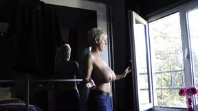 Mature massive-titted mom spews hot piss from her pussy