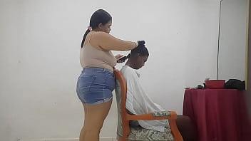 Estilista seduce a su cliente y termina follandoselo hasta que le parte su gran co&ntilde_o