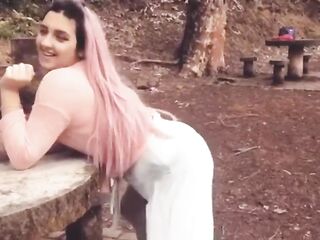 Mia Amaral dança com seu cuzinho
