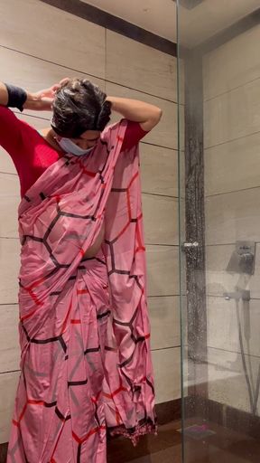 Must-see moment from &quot;Jessica walks in Saree and Bath&quot;