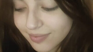 西班牙少女的紧致臀部被猛烈抽插和羞辱