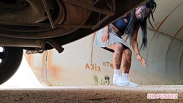 AFRICANA SEM CALCINHA TEM O CARRO AVARIADO E QUANDO SE BAIXA PARA VER O PROBLEMA É SURPREENDIDA POR DESCONHECIDO DE PAU DURO QUE A FODE NA SUA CONA QUENTE E SUCULENTA EM VÁRIAS POSIÇÕES SEM CAMISA