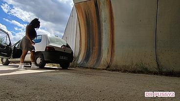 AFRICANA SEM CALCINHA TEM O CARRO AVARIADO E QUANDO SE BAIXA PARA VER O PROBLEMA É SURPREENDIDA POR DESCONHECIDO DE PAU DURO QUE A FODE NA SUA CONA QUENTE E SUCULENTA EM VÁRIAS POSIÇÕES SEM CAMISA