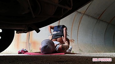 AFRICANA SEM CALCINHA TEM O CARRO AVARIADO E QUANDO SE BAIXA PARA VER O PROBLEMA É SURPREENDIDA POR DESCONHECIDO DE PAU DURO QUE A FODE NA SUA CONA QUENTE E SUCULENTA EM VÁRIAS POSIÇÕES SEM CAMISA