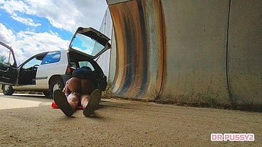 AFRICANA SEM CALCINHA TEM O CARRO AVARIADO E QUANDO SE BAIXA PARA VER O PROBLEMA É SURPREENDIDA POR DESCONHECIDO DE PAU DURO QUE A FODE NA SUA CONA QUENTE E SUCULENTA EM VÁRIAS POSIÇÕES SEM CAMISA