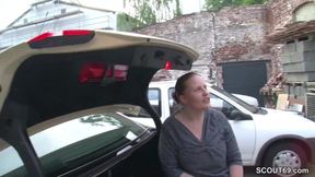 Jungspund darf MILF Taxifahrerin fuer ein kleines TG ficken