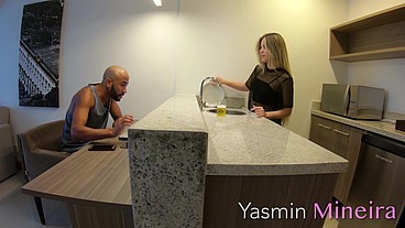 Yasmin Mineira - Marido não resiste a esposa gostosa e larga o trabalho para comer o cú da safada.