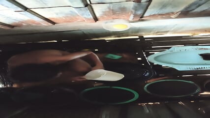 Ngiiintip Tante Lagi Mandi di Toilet