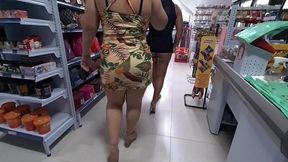gerente e ajudante de mercadinho pega a loira e morena sem dinheiro para pagar compra e mete a pica sem camisinha na buceta dessas putinhas como pagamento