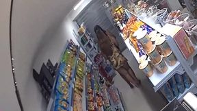 gerente e ajudante de mercadinho pega a loira e morena sem dinheiro para pagar compra e mete a pica sem camisinha na buceta dessas putinhas como pagamento