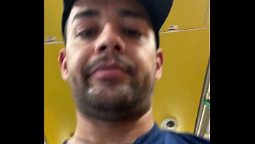 COM MACHOS TESUDOS DENTRO DO BANHEIRO PUBLICO