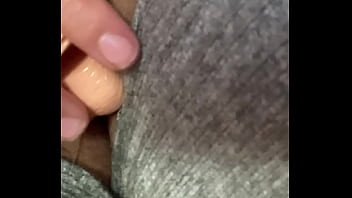 POV desde arriba: Abro las piernas y mi pantal&oacute_n est&aacute_ roto en la vagina  Me masturbo mojada