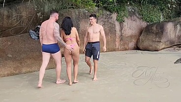 Esses dois safados me comeram na praia nem esperaram chegar em casa.