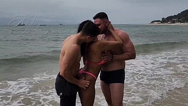 Esses dois safados me comeram na praia nem esperaram chegar em casa.